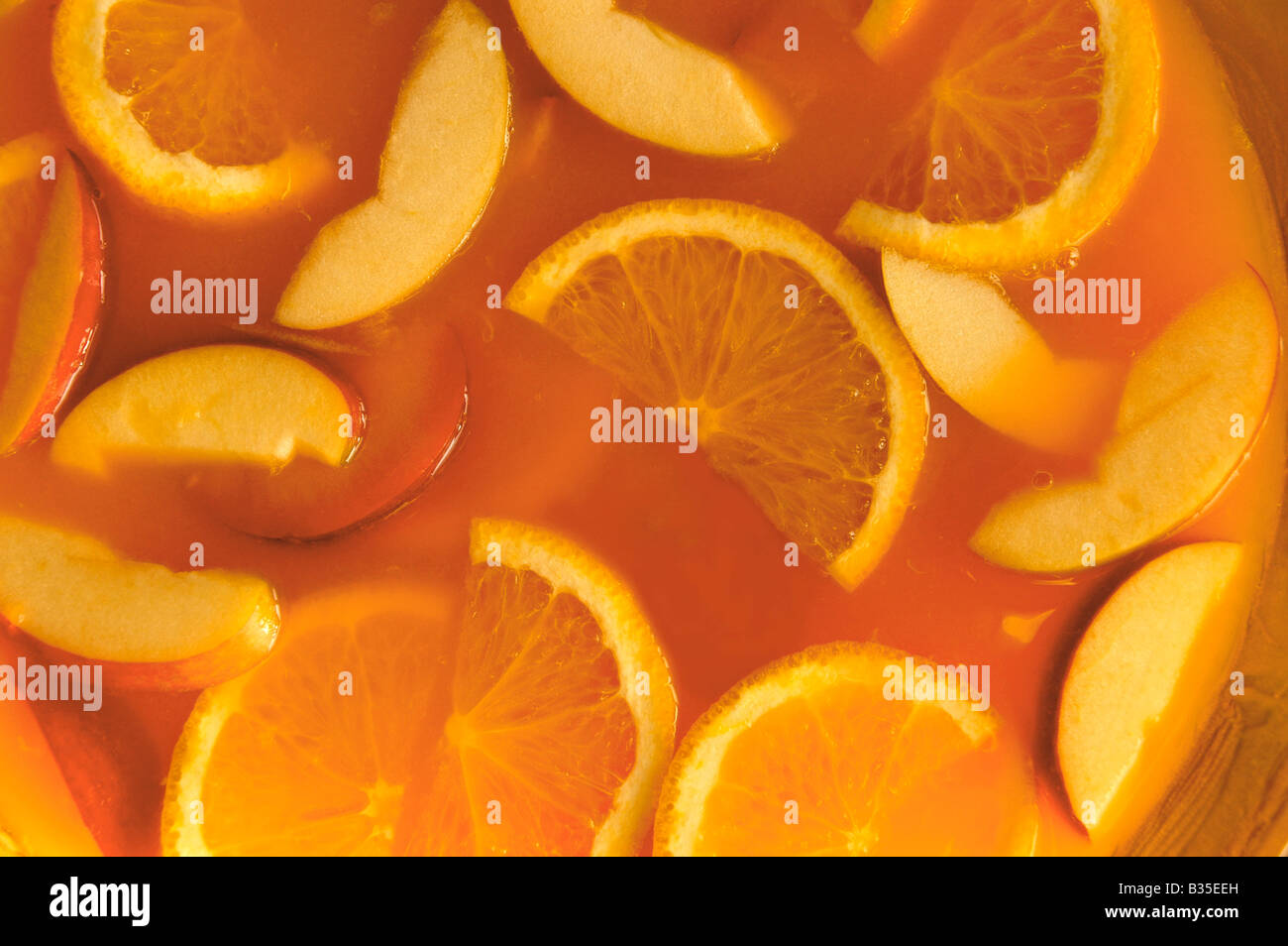 Tranches d'oranges et de pommes dans un bol de punch. Banque D'Images
