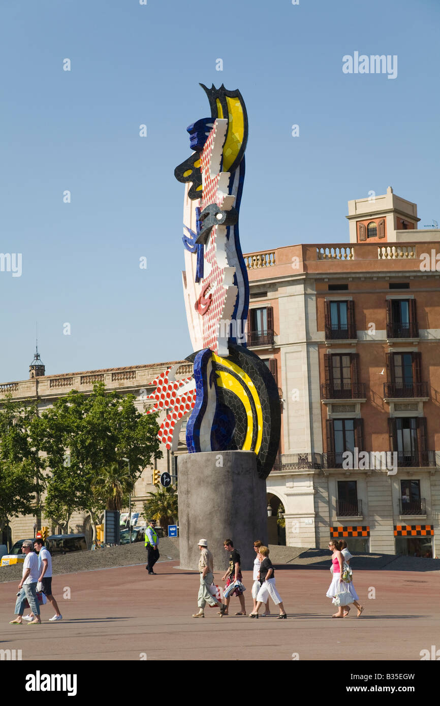 Espagne Barcelone piétons à pied passé dans la sculpture colorée Moll de la Fusta à Marina Port Vell Banque D'Images
