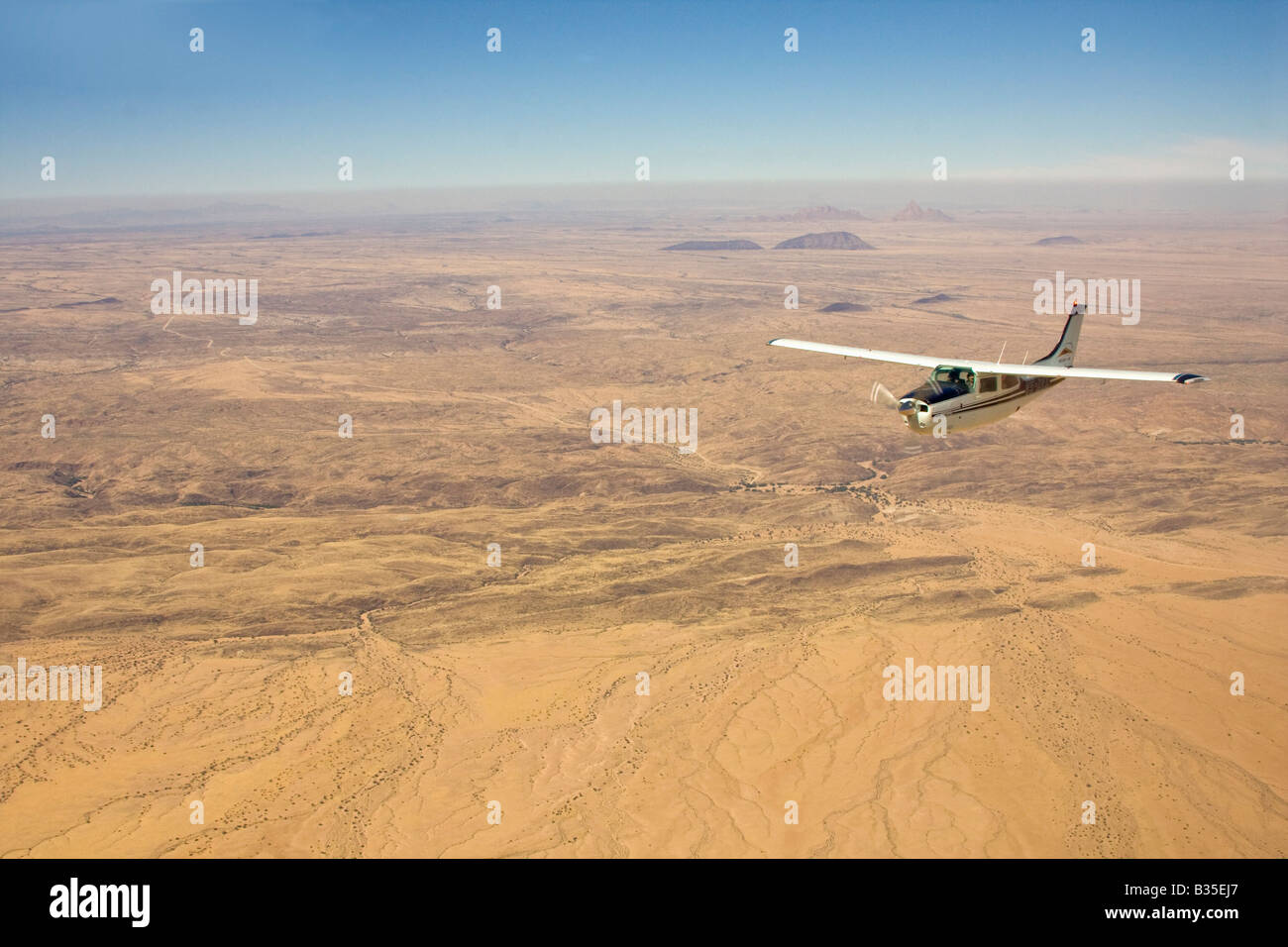 Vue aérienne du paysage désertique de l'Afrique du nord centre de la Namibie, avec un petit avion en vue Banque D'Images