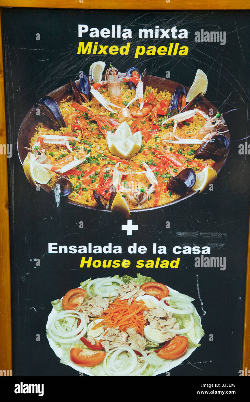 Espagne Barcelone Grand spéciaux avec des photographies de la paella et de la salade en anglais et en espagnol Banque D'Images
