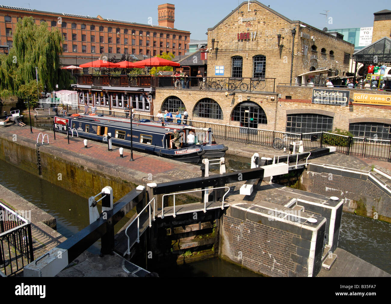 Bateaux étroit passage aux écluses sur le Regents Canal at Camden London UK Banque D'Images