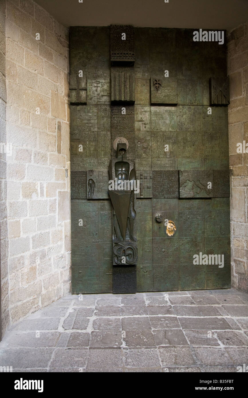 Espagne Barcelone porte décorative en métal avec la sculpture et l'écriture Banque D'Images