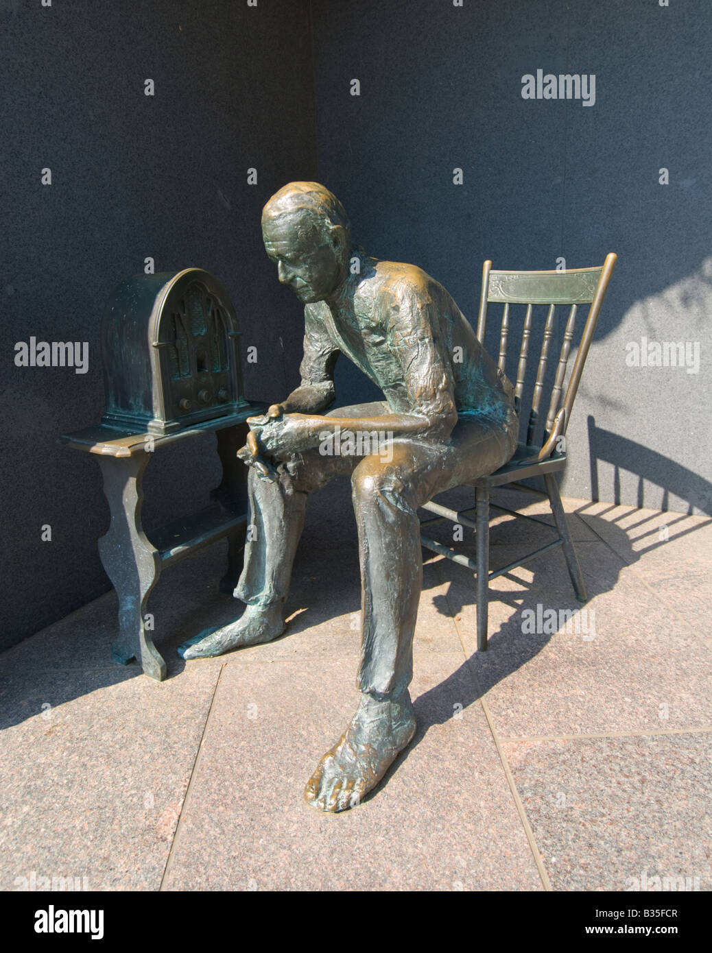 À Washington, DC, le Franklin Delano Roosevelt Memorial Sculpture d'un citoyen l'écoute d'une conversation au coin du feu à la radio. Banque D'Images