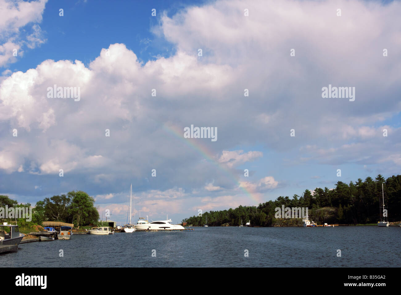 Grand arc-en-ciel et nuages sur bateaux de plaisance et à 15 de canal d'eau dans l'est de la baie Georgienne Banque D'Images Grand arc-en-ciel et nuages sur bateaux de plaisance et à 15 de canal d'eau dans l'est de la baie Georgienne Banque D'Images
