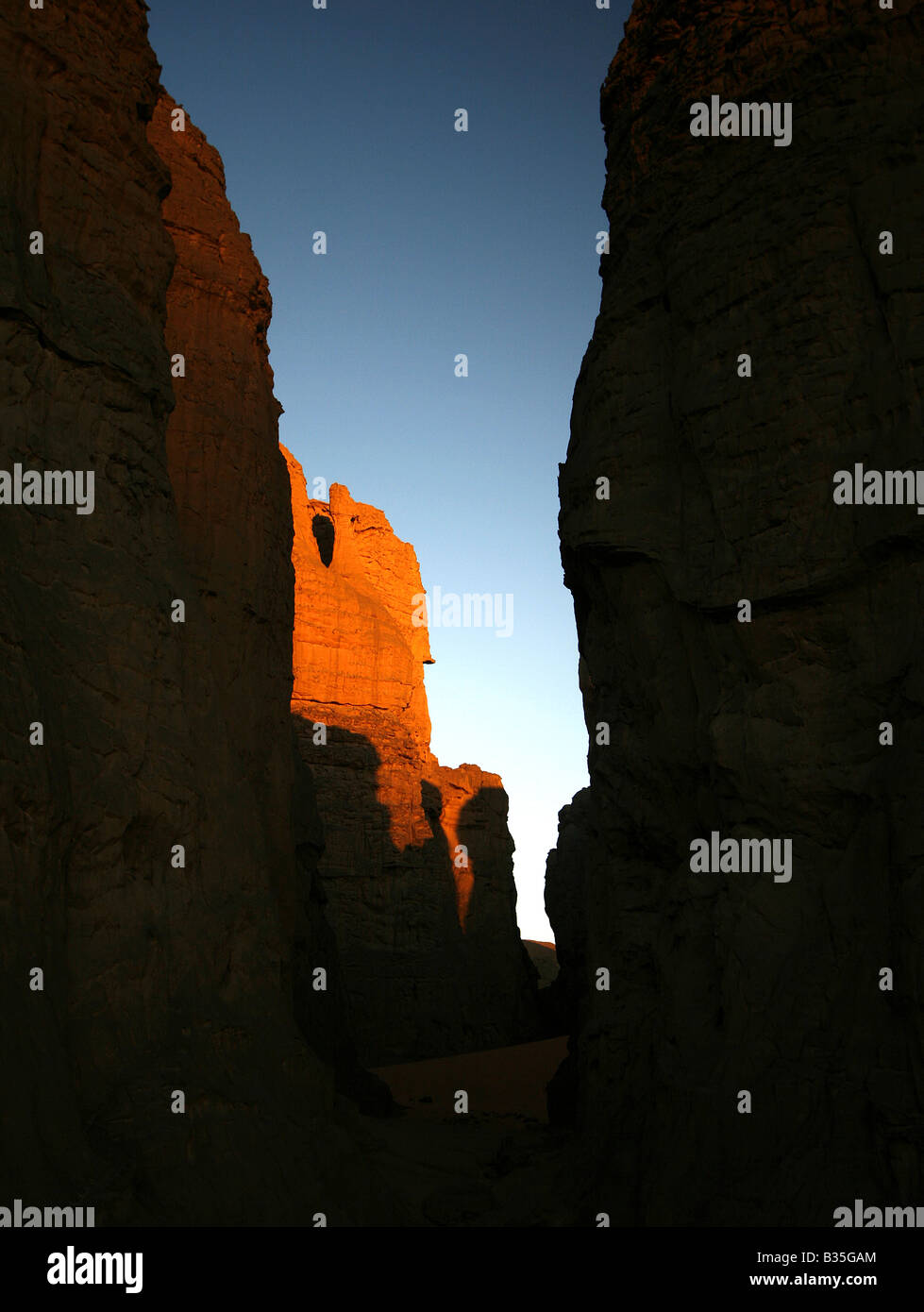 Passage étroit, El Ghessour Tassili Ahaggar Sahara Algérie Banque D'Images