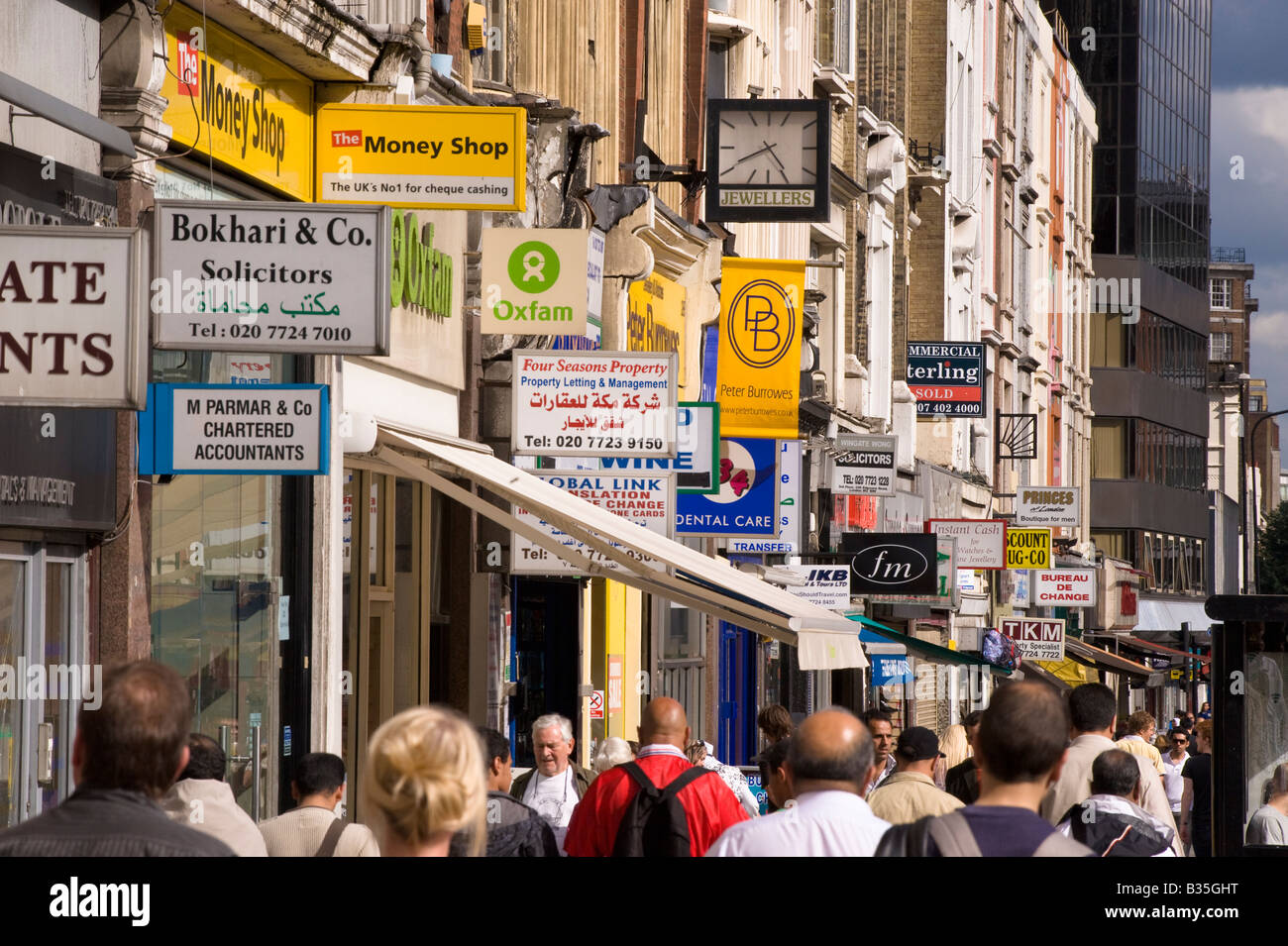 Piétons et commerces Edgware Road London United Kingdom Banque D'Images