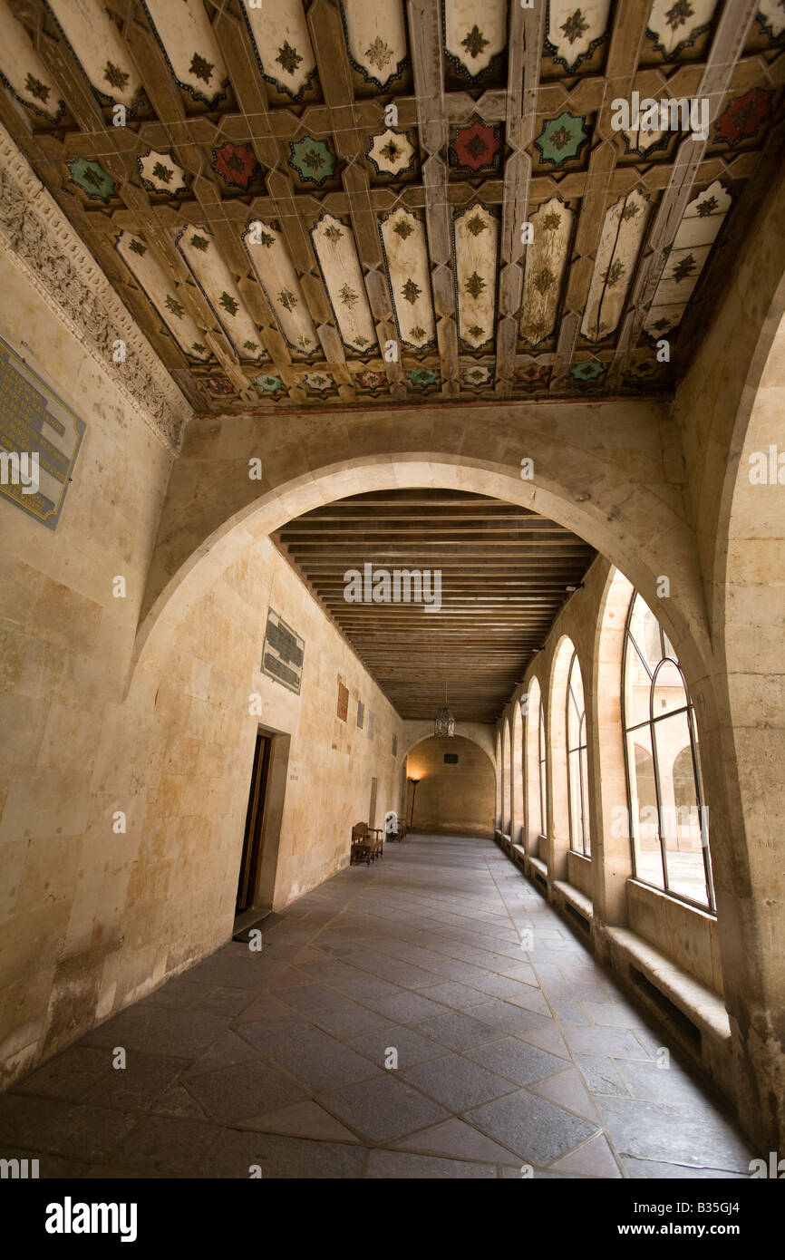 Espagne Salamanque plafond à caissons de style mudéjar arch dans le couloir pour les salles de conférence à l'université la plus ancienne du bâtiment en Espagne Banque D'Images