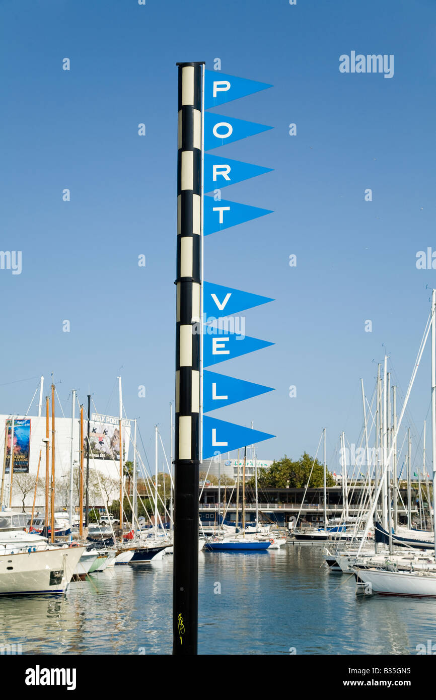 Espagne Barcelone voiliers amarrés en Marina Port Vell, Maremagnum et l'aquarium de centres commerciaux le long de la promenade Waterfront complexe Banque D'Images Espagne Barcelone voiliers amarrés en Marina Port Vell, Maremagnum et l'aquarium de centres commerciaux le long de la promenade Waterfront complexe Banque D'Images