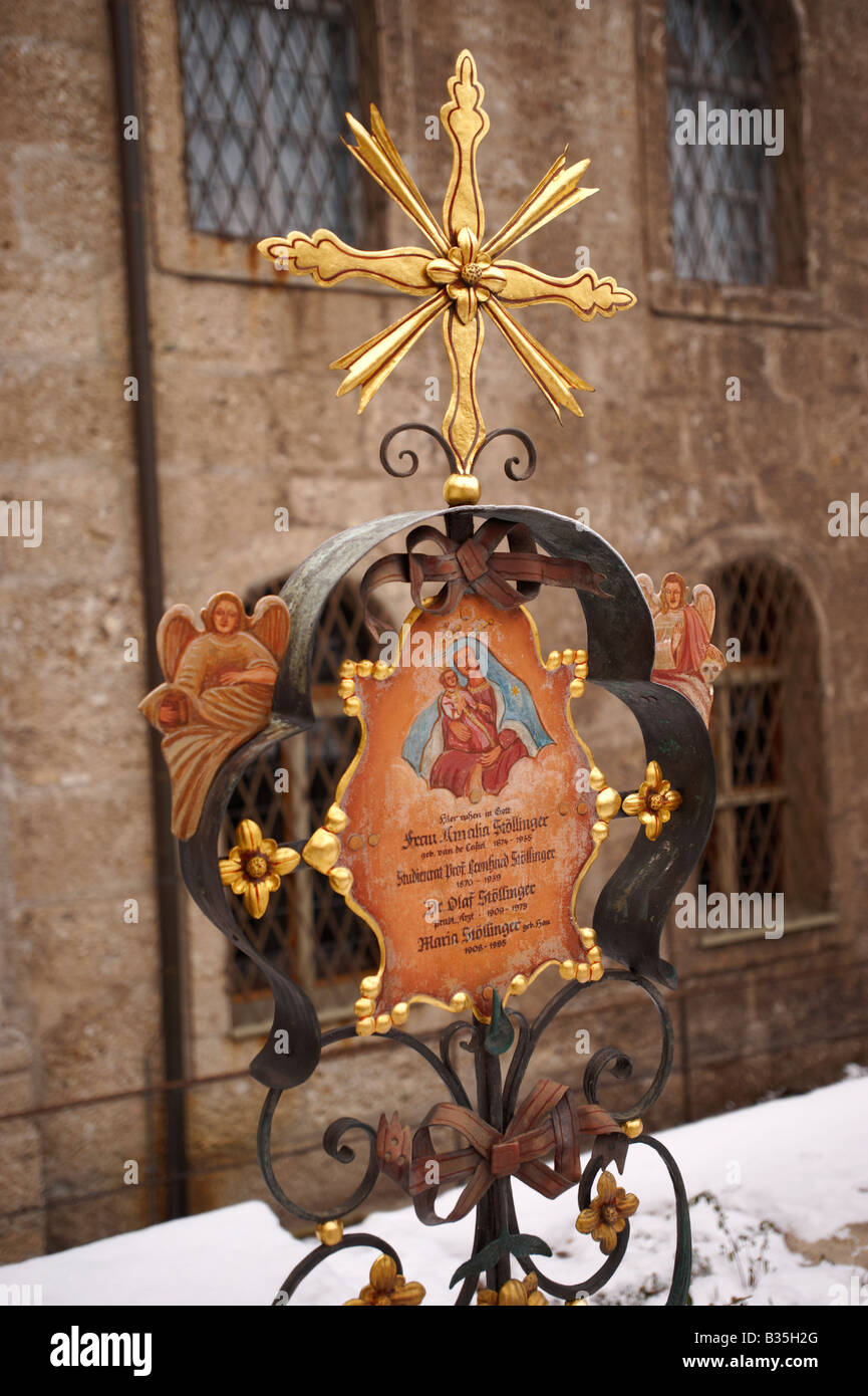 Cimetière St Peters traditionnel décoré de marqueurs de tombes peints. . Salzbourg Autriche Banque D'Images