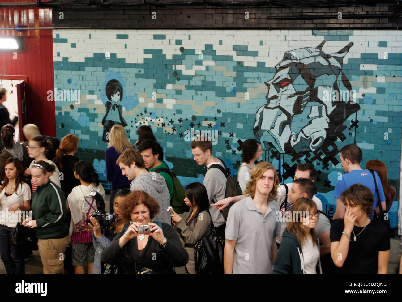 Des foules de gens au Festival 2008 currated bidons par Banksy in London's Leake St Banque D'Images
