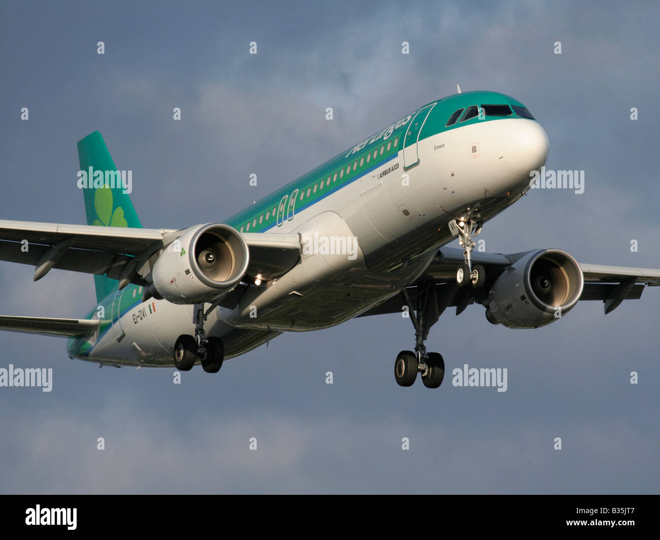 Aer Lingus Airbus A320 moteur à double jet passagers commerciaux en approche. Libre Vue de face. Banque D'Images