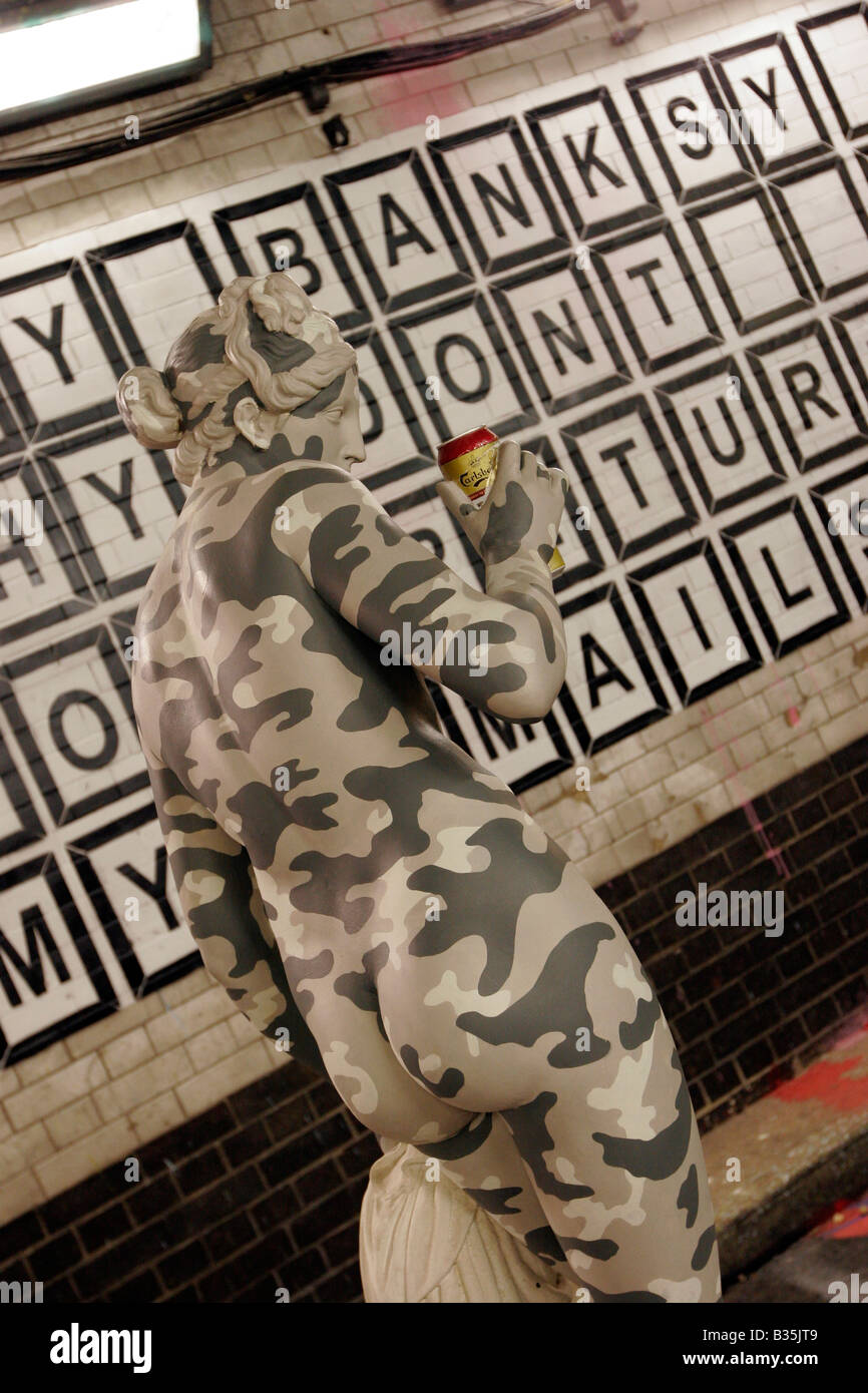 Période d'Infusion - statue de camouflage holding peut de brassage spécial Banksy's 2008 Cans Festival à Londres, Leake Street Banque D'Images