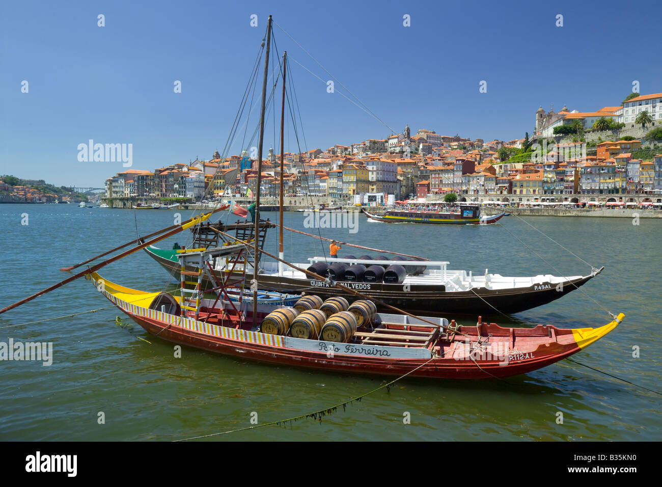 Au Portugal, la Costa Verde, Porto, le vin de barges sur le fleuve Douro, le quartier de Ribeira en arrière-plan Banque D'Images