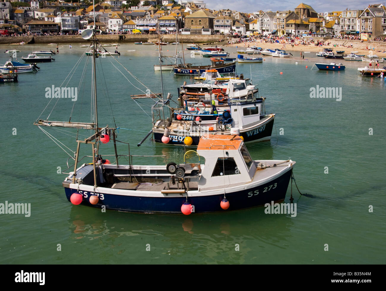 Bateaux colorés amarrés au port de St Ives en Cornouailles, Angleterre. Banque D'Images