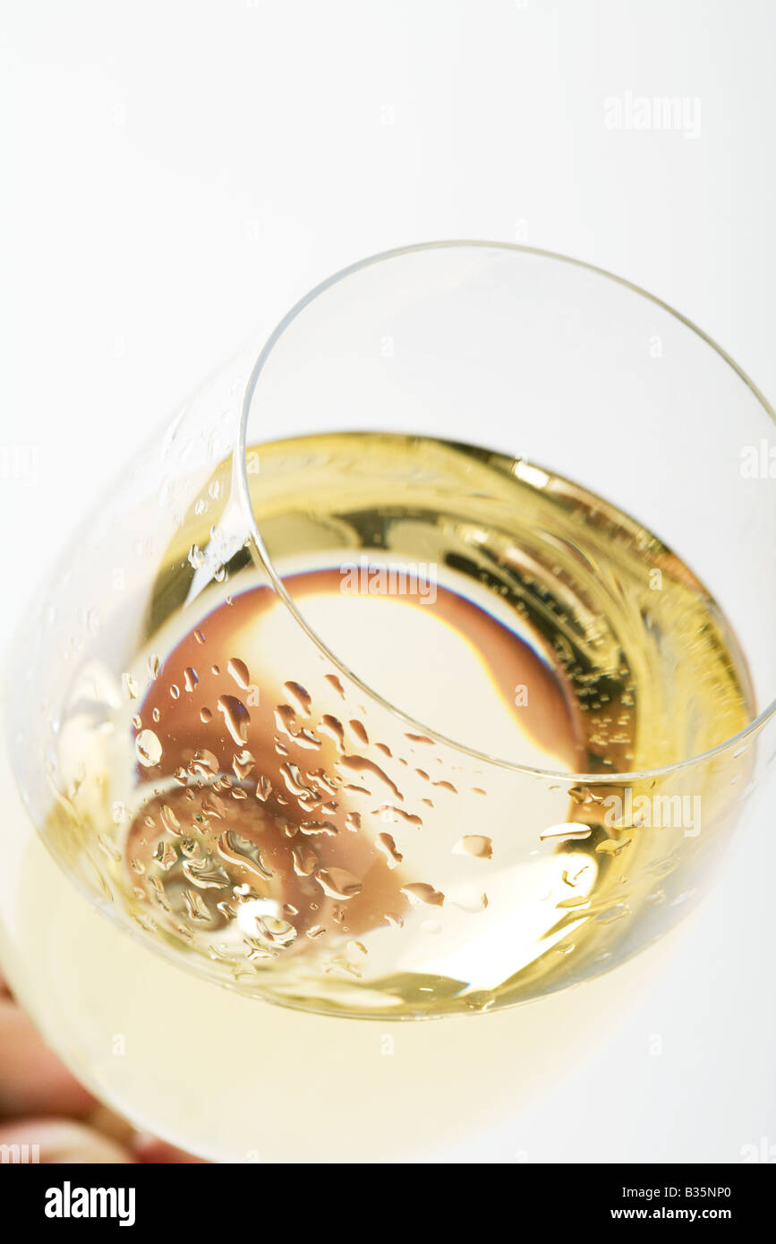 Verre de vin blanc frais, close-up, high angle view Banque D'Images