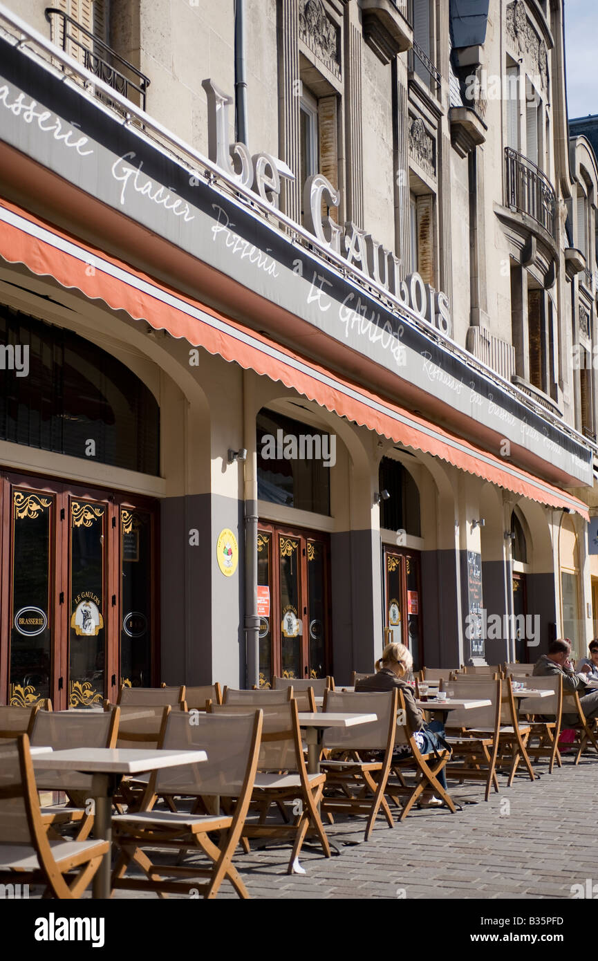 Outdoor cafe reims france Banque de photographies et d'images à haute  résolution - Alamy