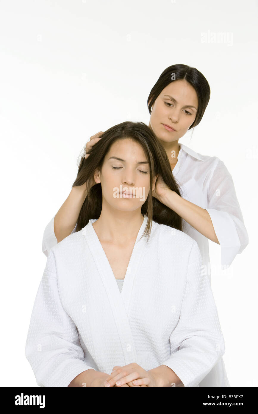 Woman receiving massage de la tête, les yeux fermés Banque D'Images