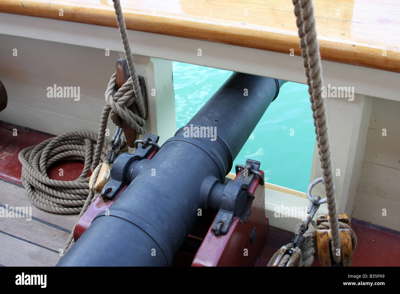 Un canon sur le pont du navire Pride of Baltimore au Maritime Festiville à Port Washington Wisconsin Banque D'Images