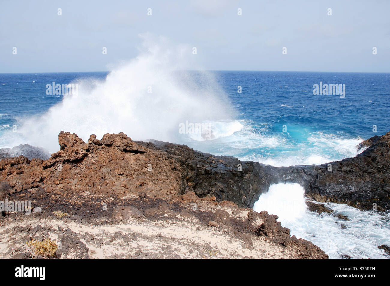 Les vagues se briser contre les roches volcaniques. L'île de Lanzarote. Îles Canaries. L'Espagne. Banque D'Images