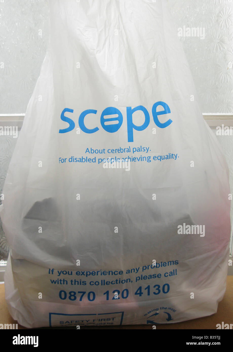 Vêtements pour la charité sac (portée) pour la mobilité Banque D'Images