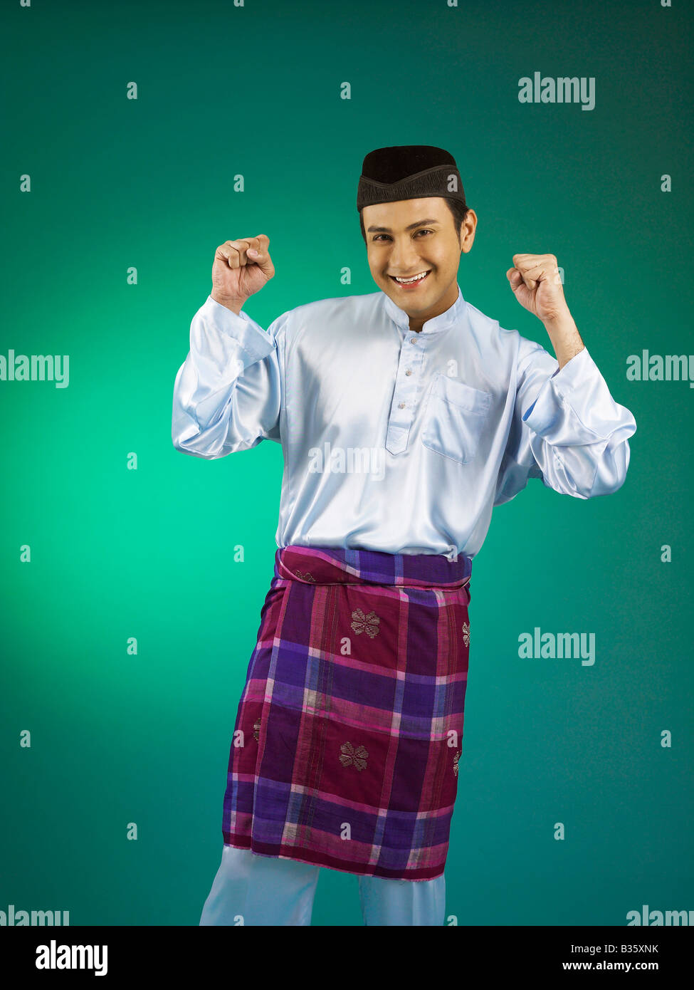 Seul l'homme vêtu du costume traditionnel malais baju melayu Banque D'Images