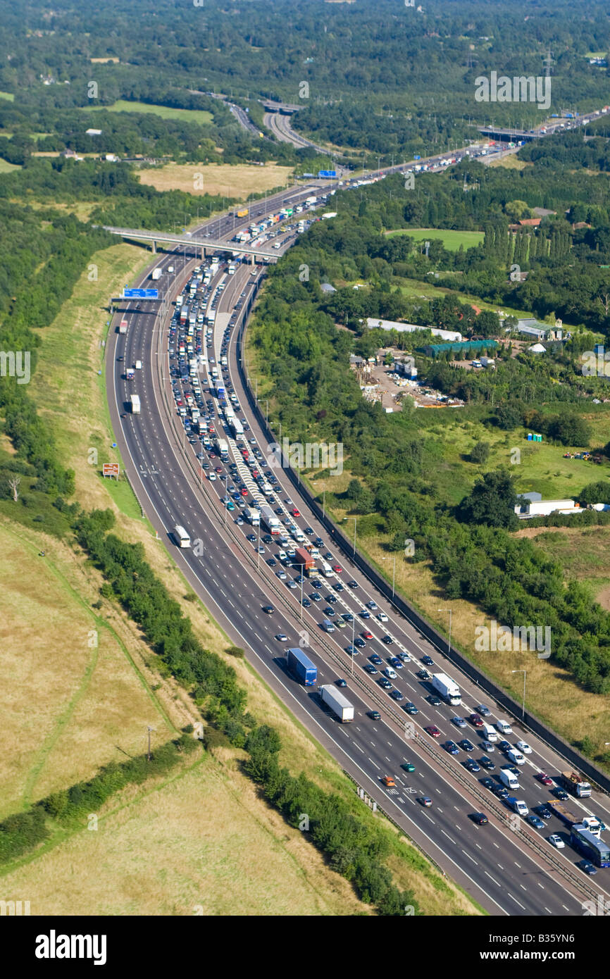 Vue aérienne d'hélicoptères de l'encombrement du trafic sur l'autoroute M25 autour de Londres Angleterre Banque D'Images