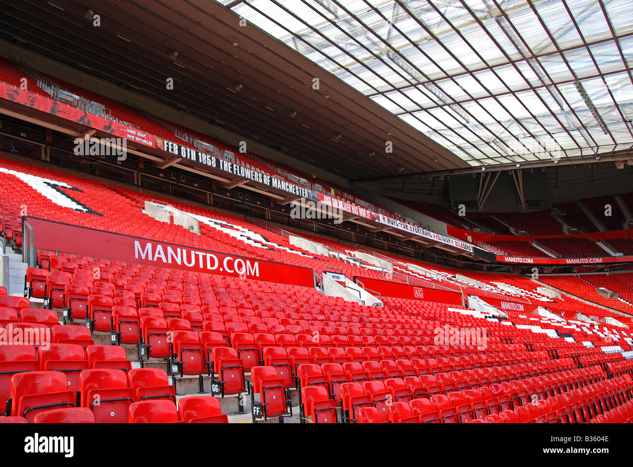 L'intérieur du stade vide à Old Trafford, domicile du Manchester United' 'mcélèbre club de football, Manchester, Angleterre, RU Banque D'Images
