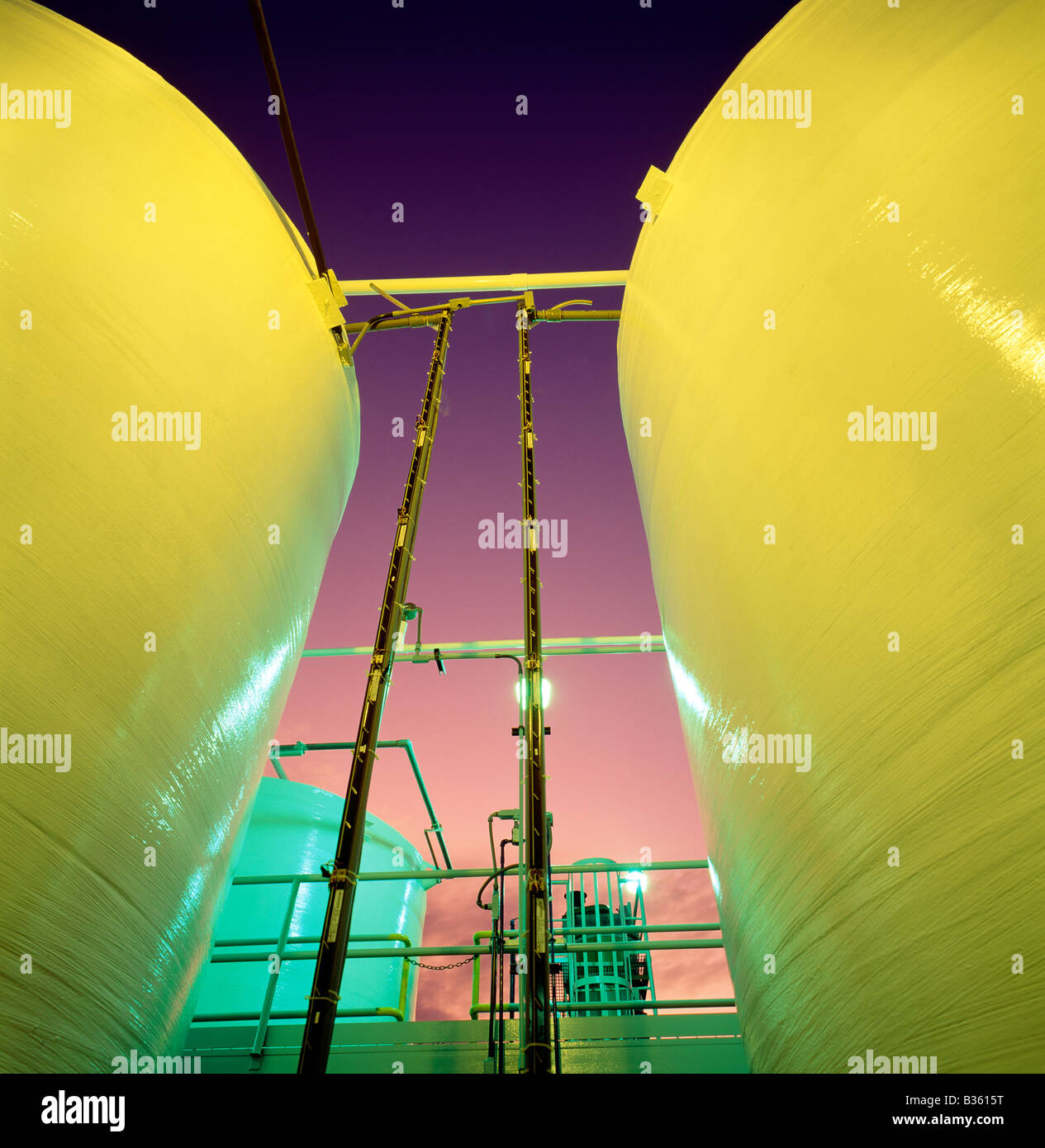 Crépuscule sur les réservoirs de stockage de produits chimiques à l'usine de Puerto Rico, USA Banque D'Images