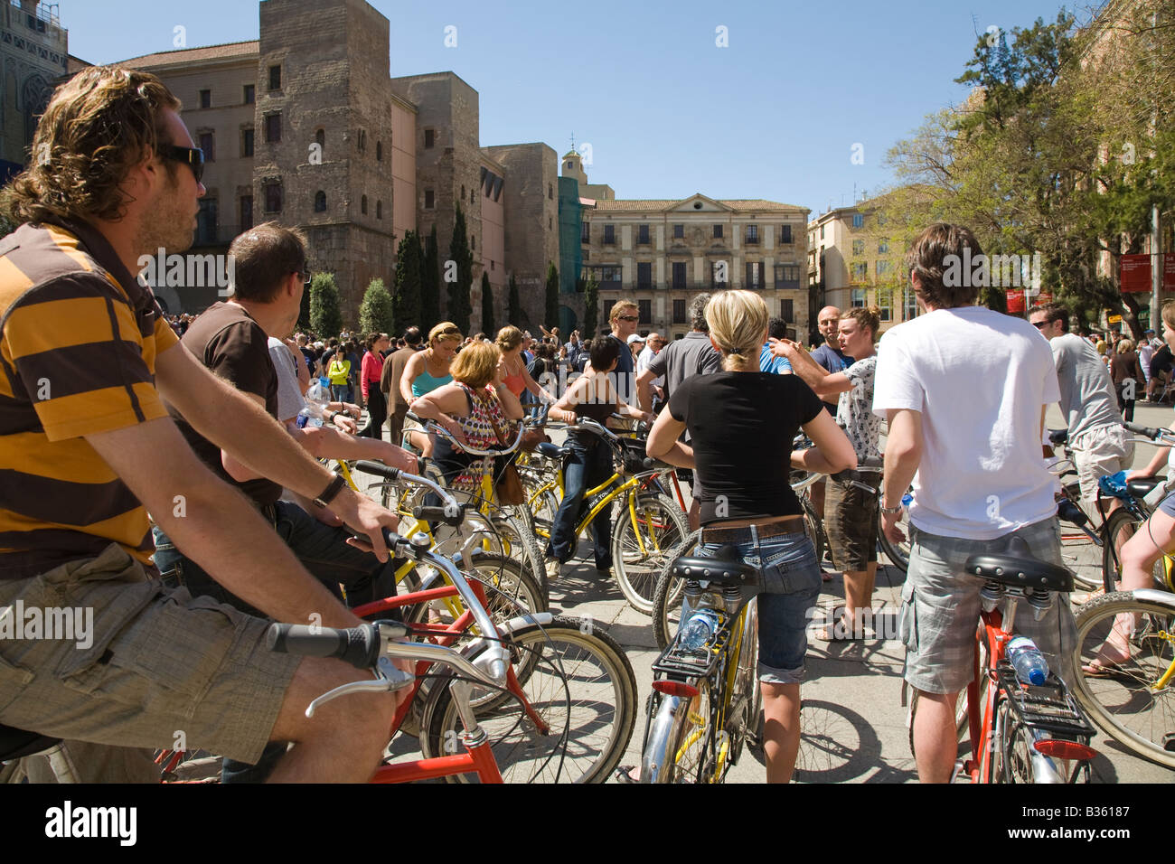Espagne Barcelone Chef de groupe visite en vélo entouré par les cyclistes dans la région de Cathedral Plaza docent décrire les bâtiments et sites touristiques Banque D'Images Espagne Barcelone Chef de groupe visite en vélo entouré par les cyclistes dans la région de Cathedral Plaza docent décrire les bâtiments et sites touristiques Banque D'Images