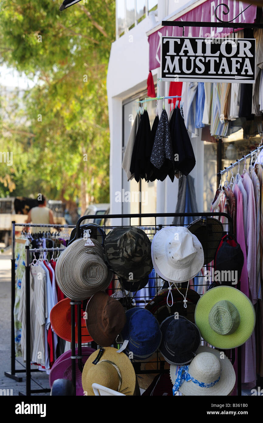 Échoppe de marché la vente de chapeaux et vêtements Banque D'Images