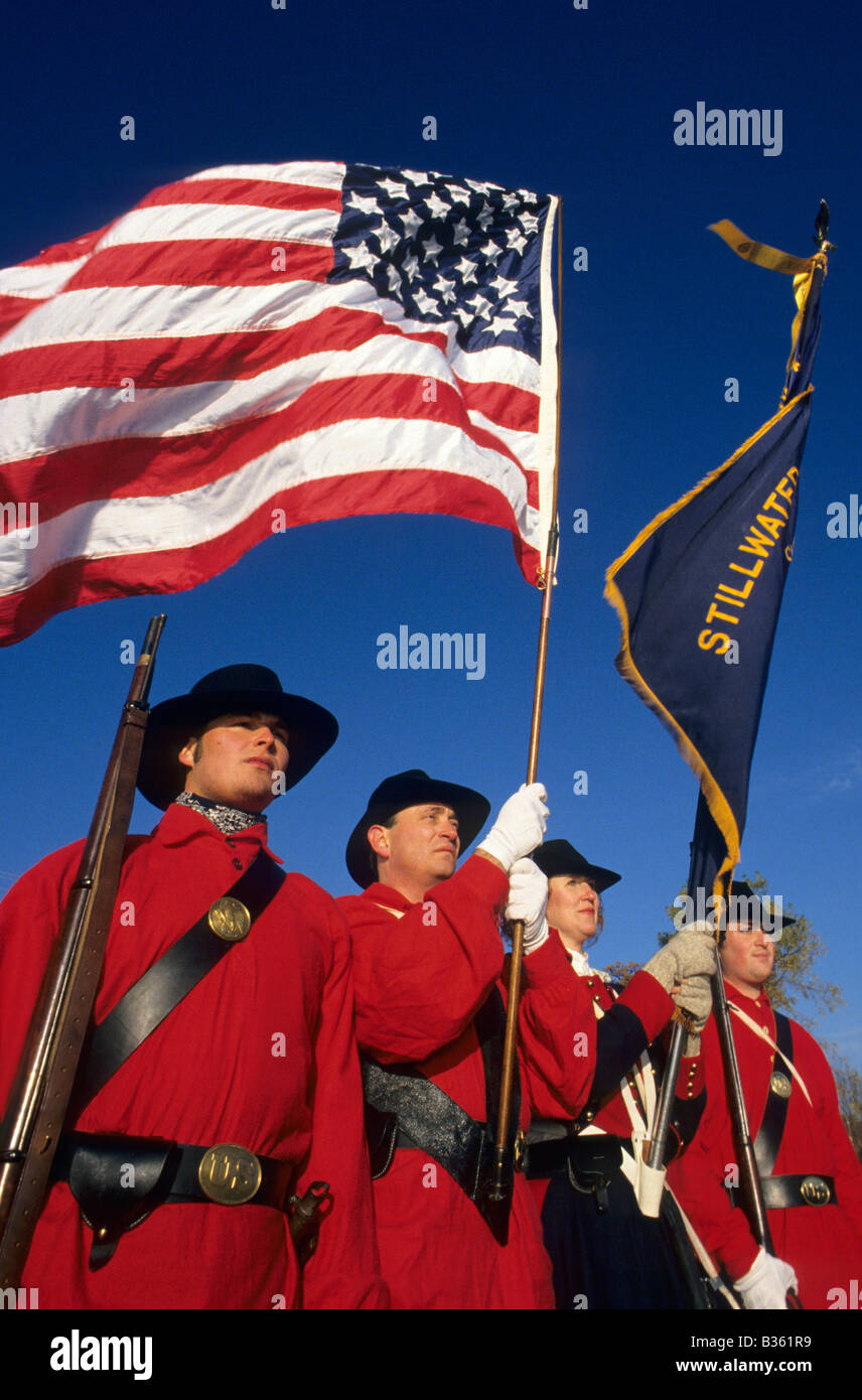 Les MEMBRES DE LA GARDE CÔTIÈRE CANADIENNE À LA LUMIÈRE DE STILLWATER UNE GUERRE CIVILE re-enactment afficher le drapeau américain. HISTORIC Stillwater, Minnesota. Banque D'Images