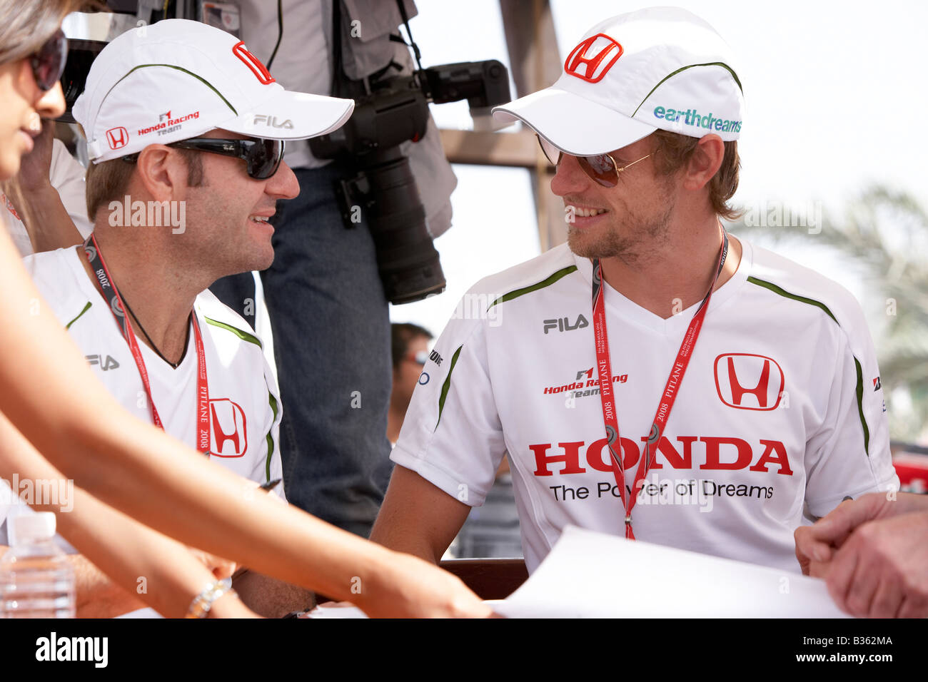 Jenson Button et Rubens Barrichello Honda pour signer des autographes pour les fans à la 2008 Bahreïn F1 Grand Prix de Formule 1 Banque D'Images