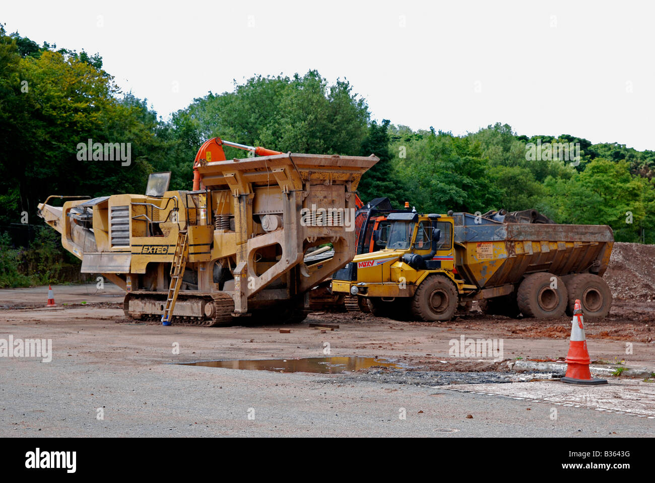 La construction de grands camions stationnés sur l'emplacement de l'édifice dans le Cheshire, Angleterre, Royaume-Uni Banque D'Images