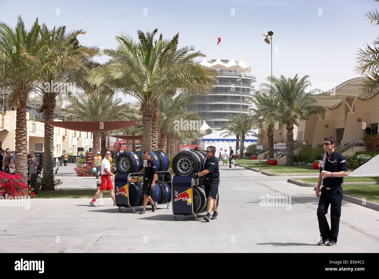 L'enclos sur le Circuit International de Bahreïn lors de la Grand Prix 2008 de Formule 1. Tour de Sakhir à l'arrière-plan Banque D'Images