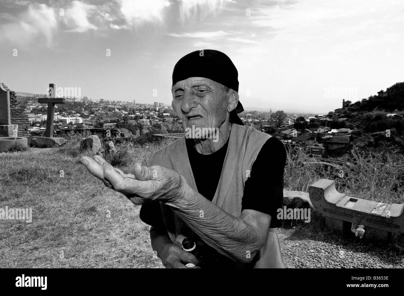 Une vieille femme déplacée à demander de l'argent dans la banlieue de Tbilissi République de République de Géorgie Banque D'Images