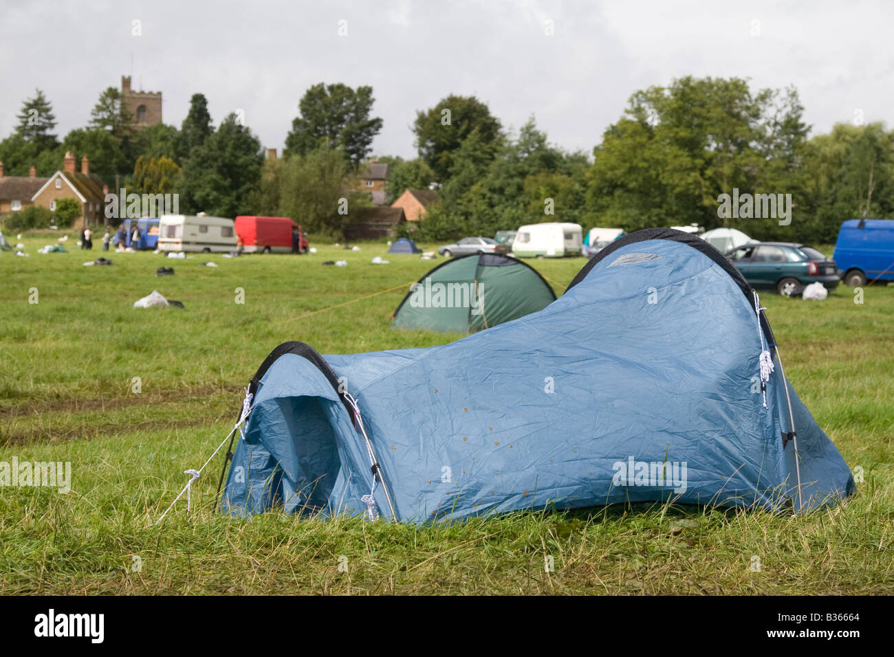 Une tente abandonnée par music festivaliers à la Fairport Convention festival Cropredy Banque D'Images