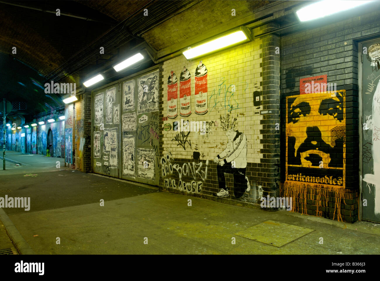 Banksy, les boîtes collectives Festival, 'Leake Street' Tunnel, la gare de Waterloo, Londres, Angleterre, un graffiti sur le mur du tunnel Banque D'Images