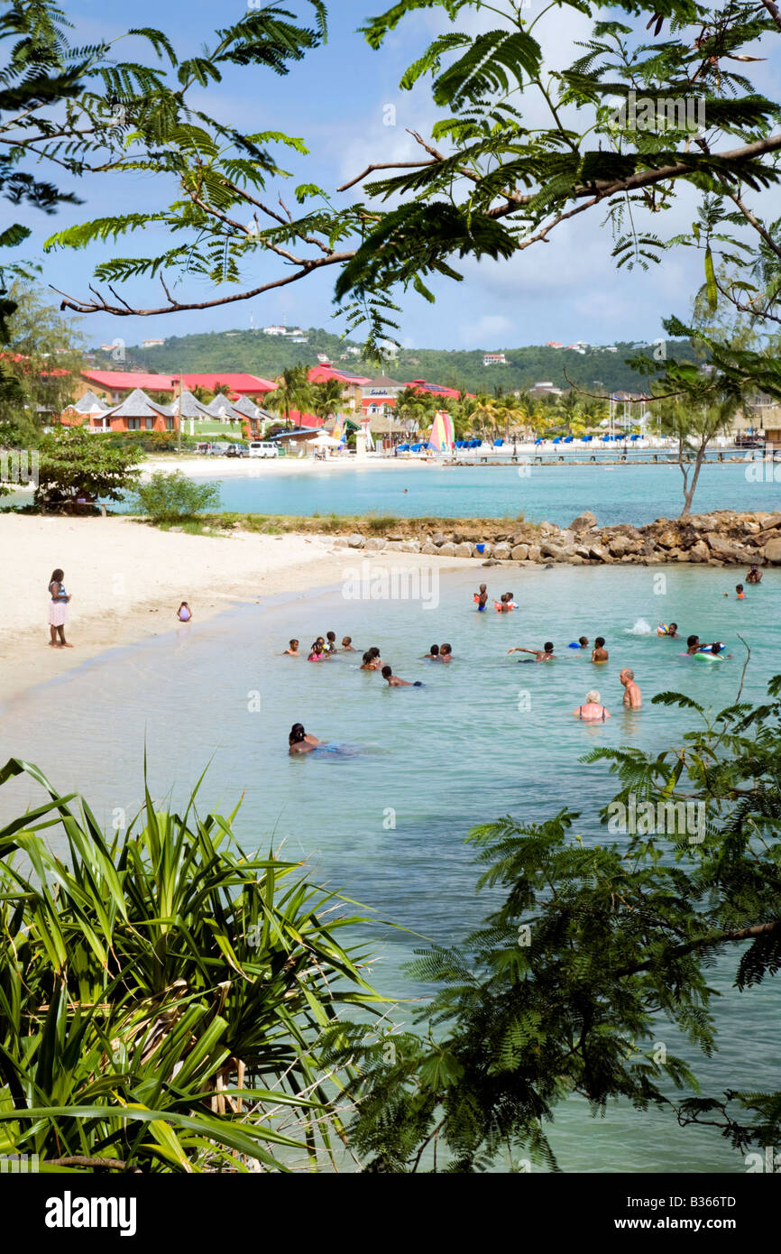 Les touristes la baignade et profiter de la plage, l'île Pigeon, St Lucia, Antilles, Caraïbes Banque D'Images