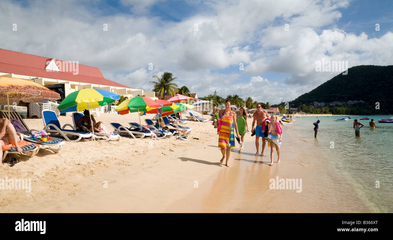 Les touristes profiter du soleil sur la plage de Reduit, St Lucie, West Indies Banque D'Images