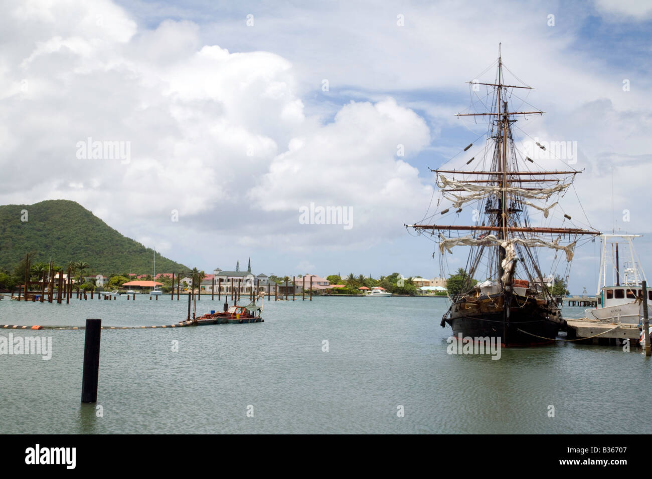 Le brick 'pirate' à quai dans la marina de Rodney Bay, Sainte Lucie, West Indies Banque D'Images