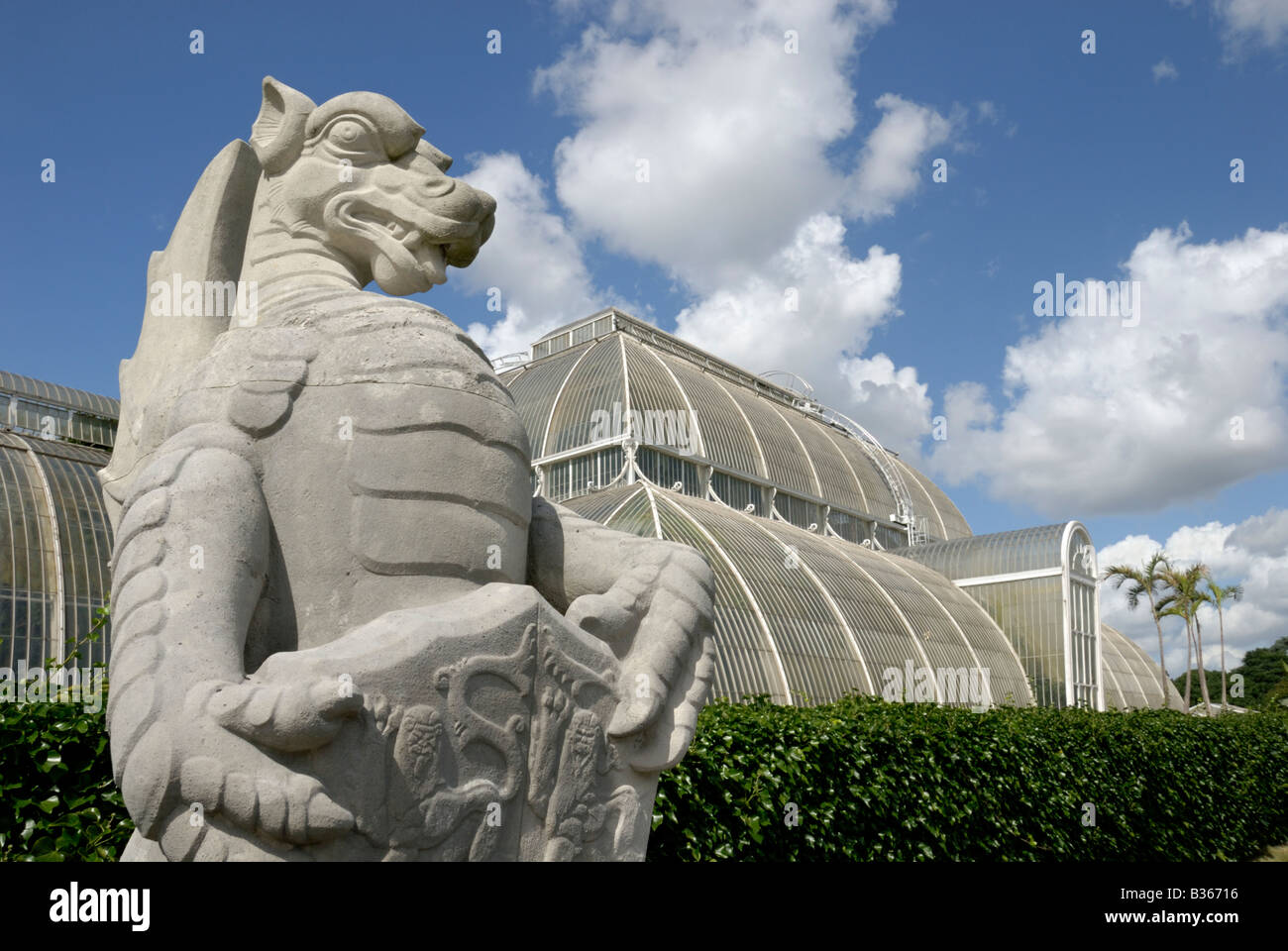 L'Angleterre, Londres, la sculpture représentant l'un o l'héraldique dix bêtes de la reine avec en arrière-plan à effet de serre à Kew Gardens Banque D'Images