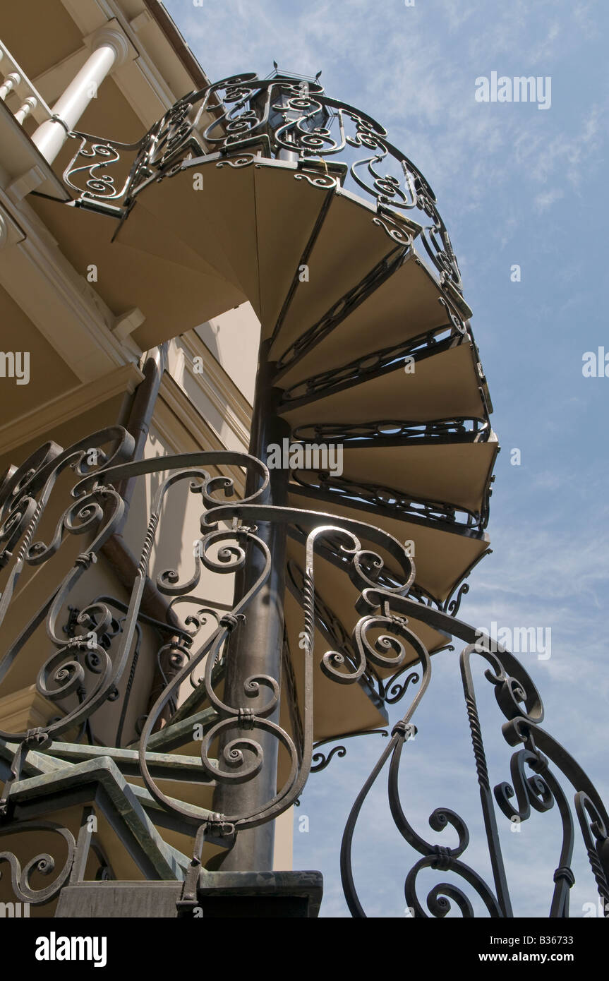 Fer à repasser décoratif d'une main courante d'escalier incurvé d'un vieux bâtiment en République de Géorgie Tbilissi Banque D'Images