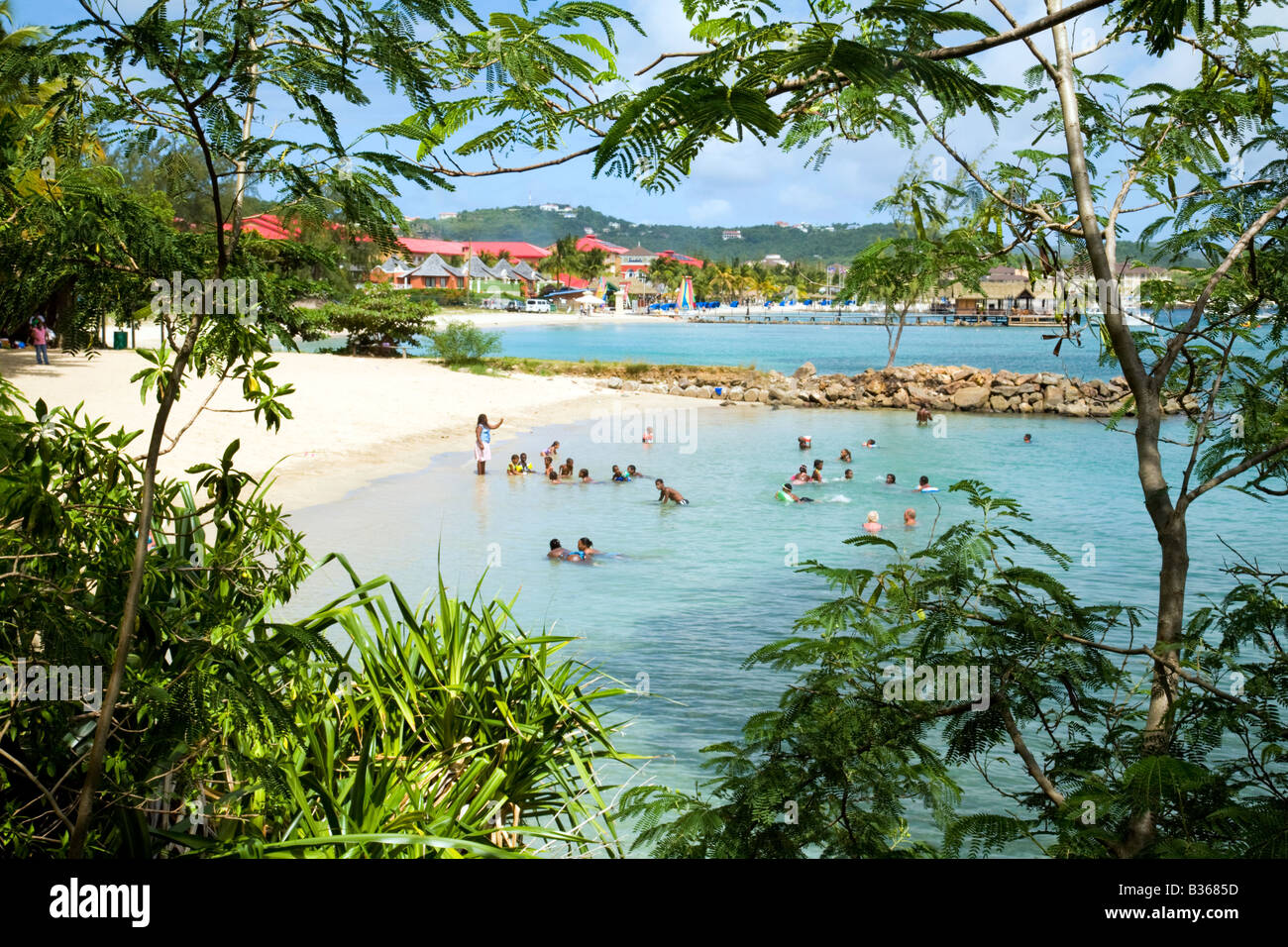 Les touristes la baignade et profiter de la plage, l'île Pigeon, St Lucia, Antilles, Caraïbes Banque D'Images