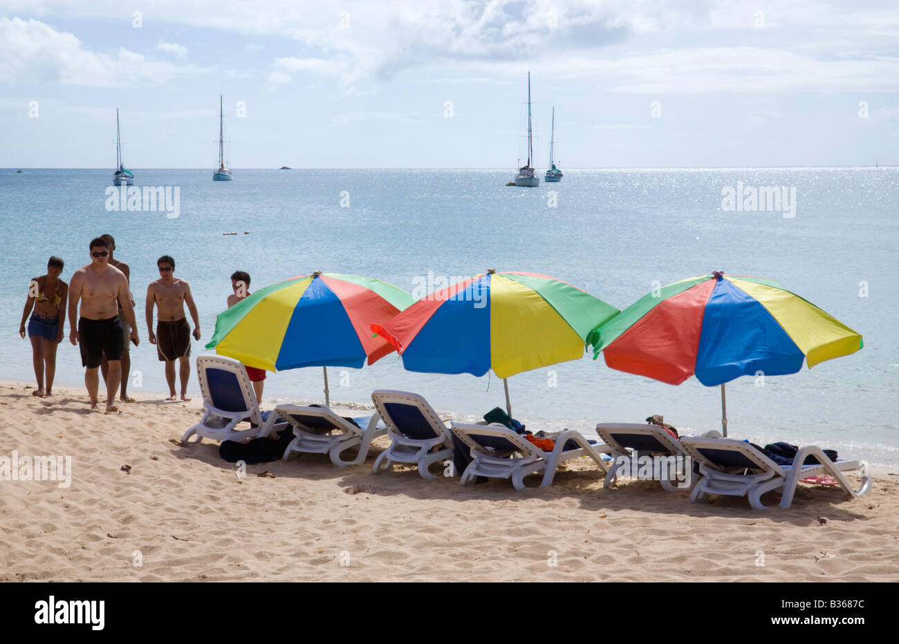 Parasols colorés sur la plage de Reduit, Sainte-Lucie, West Indies Banque D'Images