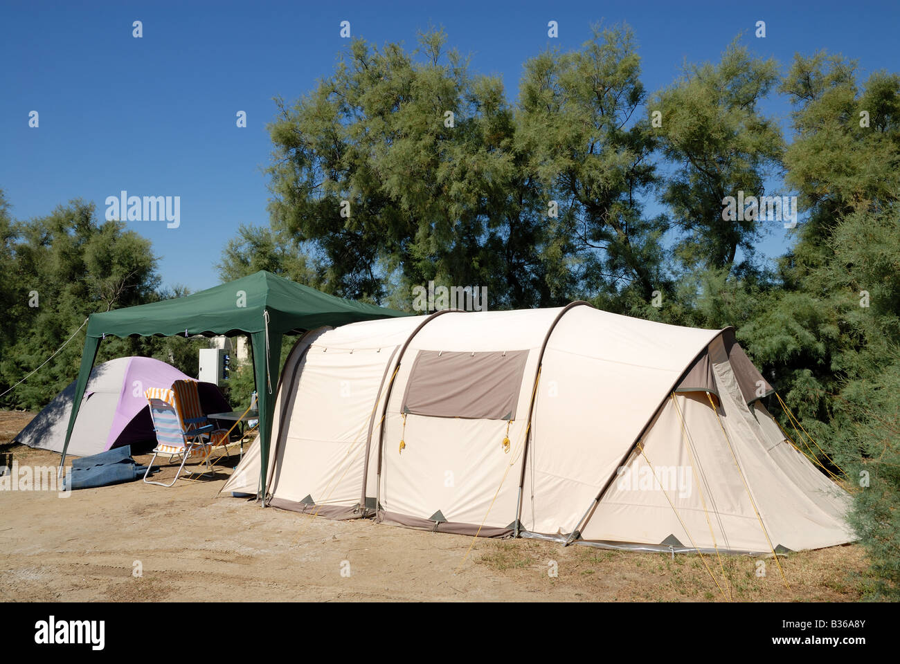 Grande tente sur un camping dans le sud de la France Photo Stock - Alamy