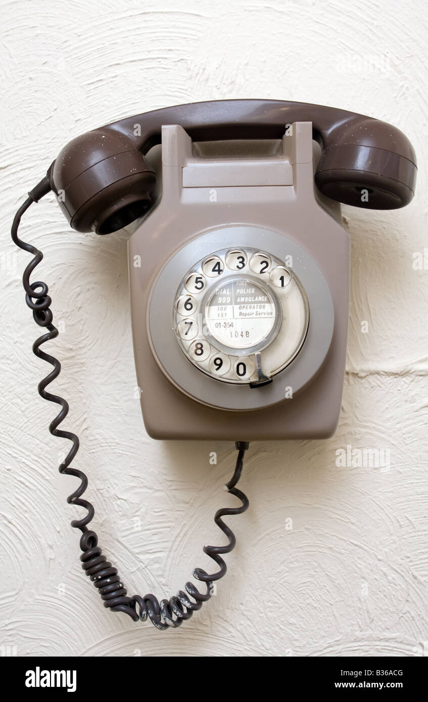 Une vieille ligne téléphonique directe installé sur un mur en stuc Banque D'Images