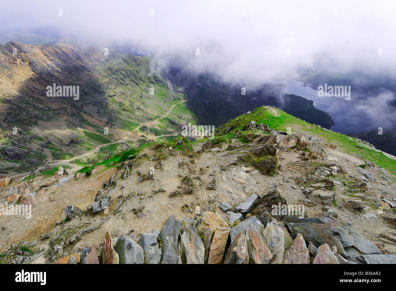 La vue sur la vallée avec vue sur Llyn Llyn Llydaw Glaslyn et cairn du sommet du Mont Snowdon Banque D'Images