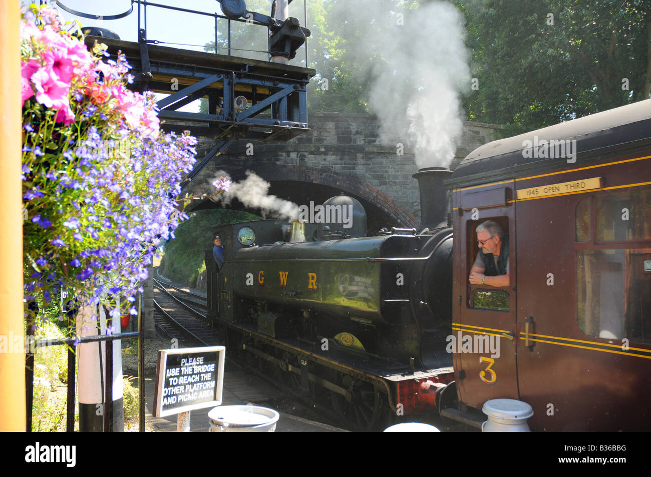 À pleine vapeur sur la Severn Valley Railway, un moteur réservoir GWR sort de Arley Angleterre Worcestershire Station Banque D'Images