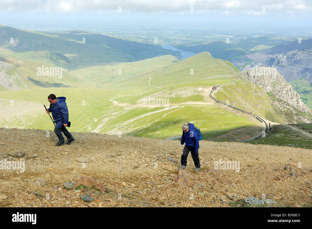 Deux personnes marchant sur le chemin d'idan loin de Clogwyn station de chemin de fer sur le haut des pentes escarpées du Mont Snowdon Banque D'Images