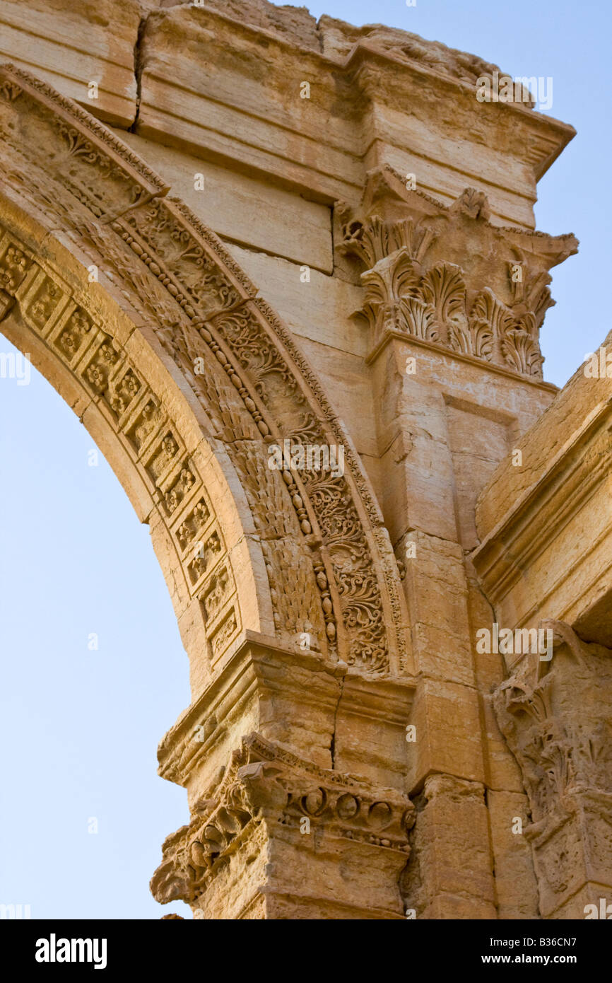 Arc monumental dans les ruines romaines de Palmyre en Syrie Banque D'Images